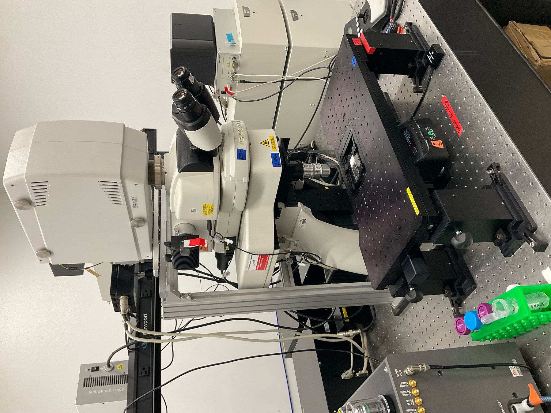 Inverted microscope and optical table used with the platform