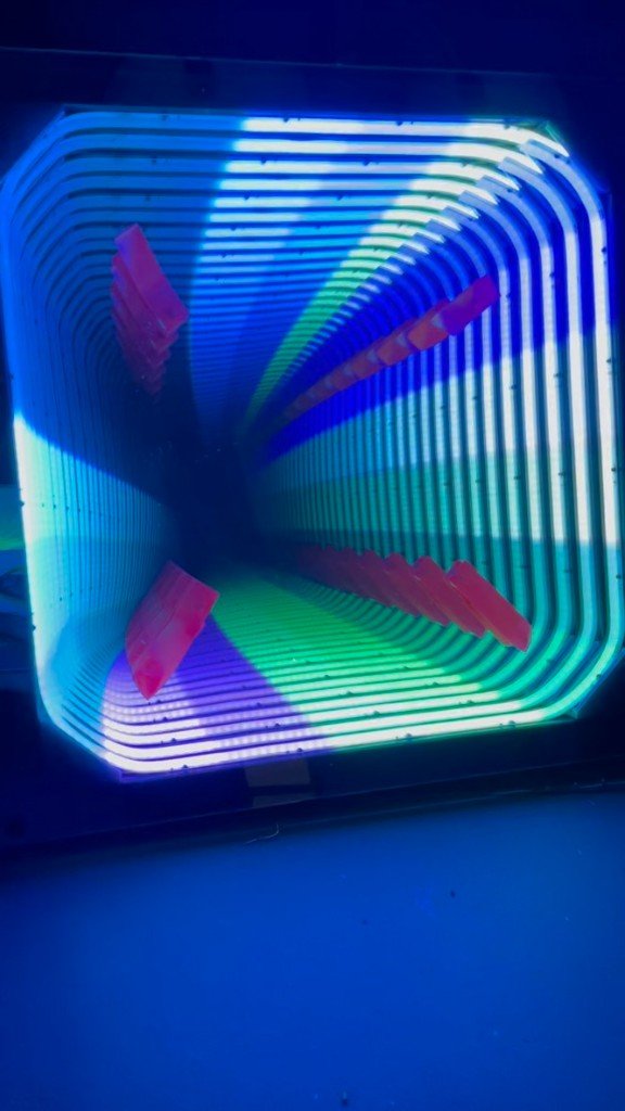 Infinity mirror light tunnel